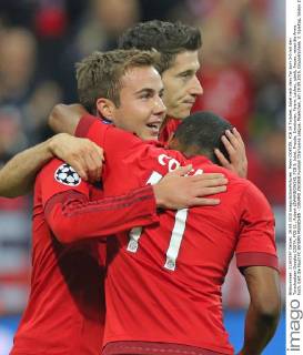 Mario GOETZE, FCB 19 Torjubel, Jubel nach dem Tor zum 3-0 mit den Torschuetzen Douglas COSTA, FCB 11 , Robert LEWANDOWSKI, FCB 9, Jubel, Freude, Emotionen, Feiern, Lachen, jubelt, freuen, reisst die Arme hoch, ballt die Faust FC BAYERN MUENCHEN - DINAMO ZAGREB Fussball Champions League, Muenchen, am 29.09.2015, Gruppenphase, 2. Spieltag, Saison 2015 2016, CL, FCB
