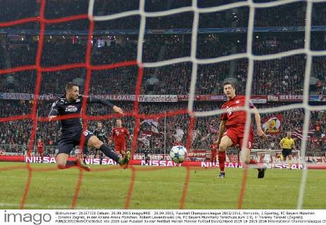 29.09.2015, Fussball Championsleague 2015 2016, Vorrunde, 2.Spieltag, FC Bayern München - Dinamo Zagreb, in der Allianz-Arena München. Robert Lewandowski (re, FC Bayern München) Torschuss zum 2:0, li: Yeremy Taravel (Zagreb). 
