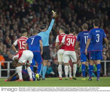 Aktuell FuÃŸball, Champions League, FC Arsenal London - Olympiakos PirÃ¤us 29.09.2015. London, England. Champions League. Arsenal versus Olympiakos. Arsenal s Gabriel Paulista is shown the yellow card by the referee after his foul. xNigelxCookex  ActionPlus11666115