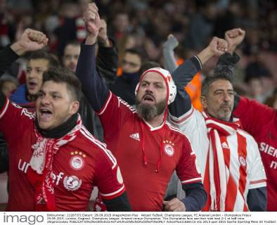 Aktuell FuÃŸball, Champions League, FC Arsenal London - Olympiakos PirÃ¤us 29.09.2015. London, England. Champions League. Arsenal versus Olympiakos. The Olympiakos fans see their side lead 2-1 at half time. xNigelxCookex  ActionPlus11666116