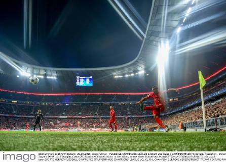 FUSSBALL CHAMPIONS LEAGUE SAISON 2014 2015 GRUPPENPHASE FC Bayern Muenchen - Dinamo Zagreb 29.09.2015 Douglas Costa (FC Bayern Muenchen) fuhrt in der Allianz Arena einen Eckball aus 