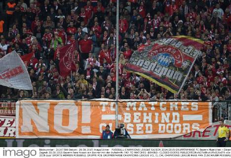 FUSSBALL CHAMPIONS LEAGUE SAISON 2014 2015 GRUPPENPHASE FC Bayern Muenchen - Dinamo Zagreb 29.09.2015 Bayern Fans hissen ein Banner mit der Aufschrift: NO! TO MATCHES -BEHIND- CLOSED DOORS 