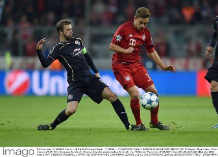 FUSSBALL CHAMPIONS LEAGUE SAISON 2014 2015 GRUPPENPHASE FC Bayern Muenchen - Dinamo Zagreb 29.09.2015 Domagoj Antolic (li, Dinamo Zagreb) gegen Joshua Kimmich (re, FC Bayern Muenchen) 