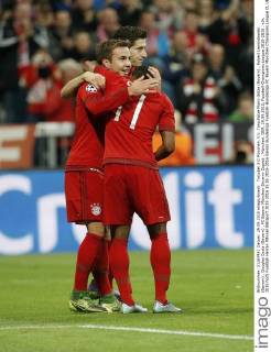 Torjubel 3:0 München, V.li. Torschütze Mario Götze (Bayern) , Robert Lewandowski (Bayern) , Douglas Costa (Bayern) . FC Bayern München-Dinamo Zagreb . München, GER, 29.09.2015, Fussball-Champions League 2015-2016 .