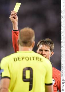 Aktuell Fußball, Champions League, Zenit St. Petersburg - KAA Gent - SAINT PETERSBURG, RUSSIA: Gent s Laurent Depoitre receives a yellow card from referee Matej Jug during the game between Belgian first league soccer team KAA Gent and Russian Zenit, second game in the group stage of the Uefa Champions League competition, Tuesday 29 September 2015, in the Petrovsky stadium in Saint Petersburg, Russia. YORICKxJANSENS  x04710668x