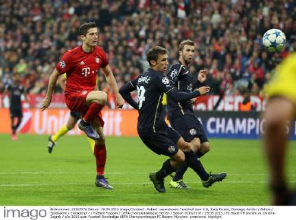 Robert Lewandowski Torschuß zum 5:0, Josip Pivaric, Domagoj Antolic Aktion Spielszene Zweikampf Fußball Fussball UEFA Championsleague Herren Saison 2015 2016 29.09.2015 FC Bayern München vs. Dinamo Zagreb