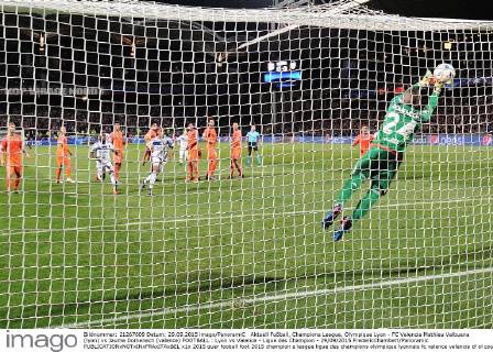 Aktuell Fußball, Champions League, Olympique Lyon - FC Valencia Mathieu Valbuena (lyon) vs Jaume Domenech (valence) FOOTBALL : Lyon vs Valence - Ligue des Champion - 29 09 2015 FredericChambert Panoramic 
