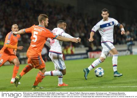 Aktuell Fußball, Champions League, Olympique Lyon - FC Valencia Alexandre Lacazette (lyon) vs Shkodran Mustafi (valence) FOOTBALL : Lyon vs Valence - Ligue des Champion - 29 09 2015 FredericChambert Panoramic 