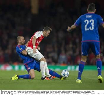 Aktuell FuÃŸball, Champions League, FC Arsenal London - Olympiakos PirÃ¤us 29.09.2015. London, England. Champions League. Arsenal versus Olympiakos. Arsenal s Mesut Ã–ZIL is challenged by Pajtim Kasami of Olympiakos. xNigelxCookex  ActionPlus11666129