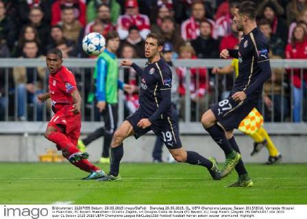 Dienstag 29.09.2015, CL, UEFA Champions League, Saison 2015 2016, Vorrunde Hinspiel in Muenchen, FC Bayern Muenchen - Dinamo Zagreb, v-l Douglas Costa de Souza (FC Bayern 11) Josip Pivaric (Zagreb 19) DeFodi507