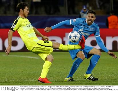 Aktuell FuÃŸball, Champions League, Zenit St. Petersburg - KAA Gent ST. PETERSBURG, RUSSIA. SEPTEMBER 29, 2015. Gent s Thomas Matton (L) and Zenit s Javi Garcia fight for the ball in their 2015 2016 Season UEFA Champions League Group H Round 2 football match at Petrovsky Stadium. Alexander Demianchuk TASS  TS00EB6C