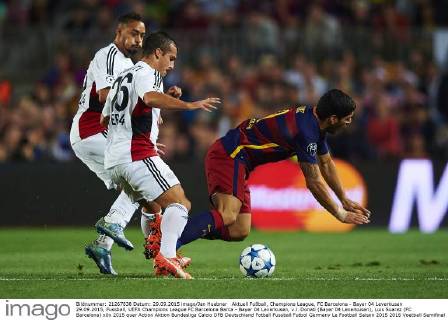 Aktuell Fußball, Champions League, FC Barcelona - Bayer 04 Leverkusen 29.09.2015, Fussball, UEFA Champions League FC Barcelona Barca - Bayer 04 Leverkusen, v.l. Donati (Bayer 04 Leverkusen), Luis Suarez (FC Barcelona)