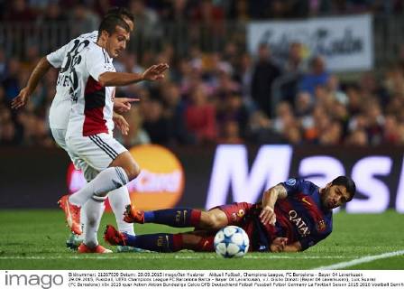 Aktuell Fußball, Champions League, FC Barcelona - Bayer 04 Leverkusen 29.09.2015, Fussball, UEFA Champions League FC Barcelona Barca - Bayer 04 Leverkusen, v.l. Giulio Donati (Bayer 04 Leverkusen), Luis Suarez (FC Barcelona)
