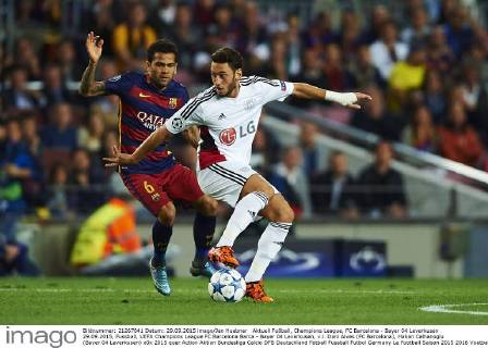 Aktuell Fußball, Champions League, FC Barcelona - Bayer 04 Leverkusen 29.09.2015, Fussball, UEFA Champions League FC Barcelona Barca - Bayer 04 Leverkusen, v.l. Dani Alves (FC Barcelona), Hakan Calhanoglu (Bayer 04 Leverkusen)