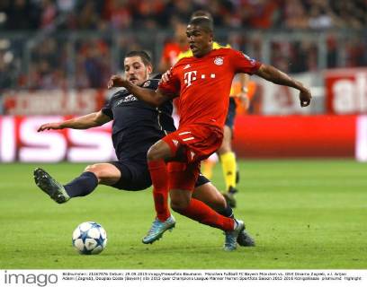 München Fußball FC Bayern München vs. GNK Dinamo Zagreb, v.l. Arijan Ademi (Zagreb), Douglas Costa (Bayern)
