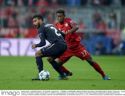FUSSBALL CHAMPIONS LEAGUE SAISON 2014 2015 GRUPPENPHASE FC Bayern Muenchen - Dinamo Zagreb 29.09.2015 El Arabi Hilal Soudani (li, Dinamo Zagreb) gegen David Alaba (re, FC Bayern Muenchen) 