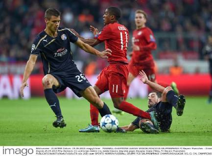FUSSBALL CHAMPIONS LEAGUE SAISON 2014 2015 GRUPPENPHASE FC Bayern Muenchen - Dinamo Zagreb 29.09.2015 Filip Benkovic (li) und Arijan Ademi (re, beide Dinamo Zagreb) gegen Douglas Costa (Mitte, FC Bayern Muenchen) 