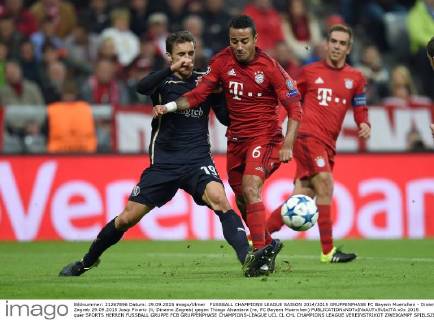 FUSSBALL CHAMPIONS LEAGUE SAISON 2014 2015 GRUPPENPHASE FC Bayern Muenchen - Dinamo Zagreb 29.09.2015 Josip Pivaric (li, Dinamo Zagreb) gegen Thiago Alcantara (re, FC Bayern Muenchen) 