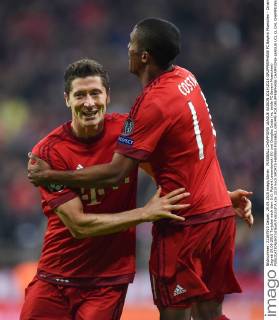 FUSSBALL CHAMPIONS LEAGUE SAISON 2014 2015 GRUPPENPHASE FC Bayern Muenchen - Dinamo Zagreb 29.09.2015 Torjubel nach dem 5:0: Robert Lewandowski (li) und Douglas Costa (re, beide FC Bayern Muenchen) 
