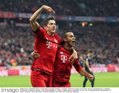 Fussball, Champions League, 2015 2016, Herren, Gruppenphase, 2. Spieltag, 29.09.2015, FC Bayern München - GNK Dinamo Zagreb v.l. Aktion, Freude, jubeln, Jubel nach Tor zum 2-0, Torschuetze Robert Lewandowski, FC Bayern München, Thiago Alcantara, FC Bayern München,