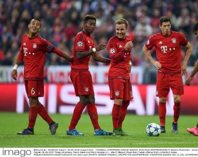 FUSSBALL CHAMPIONS LEAGUE SAISON 2014 2015 GRUPPENPHASE FC Bayern Muenchen - Dinamo Zagreb 29.09.2015 Thiago Alcantara, David Alaba und Mario Goetze (v.l., alle FC Bayern Muenchen) haben offensichtlich ordentlich Spass 