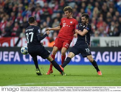 FUSSBALL CHAMPIONS LEAGUE SAISON 2014 2015 GRUPPENPHASE FC Bayern Muenchen - Dinamo Zagreb 29.09.2015 Thomas Mueller (Mitte, FC Bayern Muenchen) gegen Jeremy Taravel (li) und Goncalo Santos (re, beide Dinamo Zagreb) 