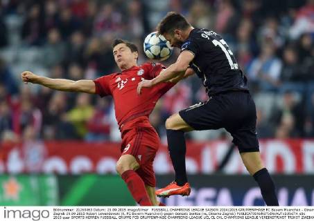 FUSSBALL CHAMPIONS LEAGUE SAISON 2014 2015 GRUPPENPHASE FC Bayern Muenchen - Dinamo Zagreb 29.09.2015 Robert Lewandowski (li, FC Bayern Muenchen) gegen Goncalo Santos (re, Dinamo Zagreb) 