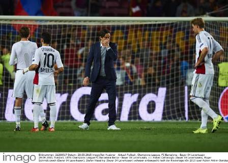 Aktuell Fußball, Champions League, FC Barcelona - Bayer 04 Leverkusen 29.09.2015, Fussball, UEFA Champions League FC Barcelona Barca - Bayer 04 Leverkusen, v.l. Hakan Calhanoglu (Bayer 04 Leverkusen), Roger Schmidt coach (Bayer 04 Leverkusen), Stefan Kiessling (Bayer 04 Leverkusen) schauen enttaeuscht nach der Niederlage