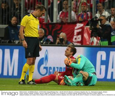 29.09.2015,FC Bayern vs Dinamo Zagreb,1.BL, CL, Champions League, Allianz Arena, Soccer Fussball, Football, Herren, Männer 29.09.2015, CL, FC Bayern vs Dinamo Zagreb, Allianz Arena, München im Bild: Referee Aleksei Kulbakov am boden Mario Götze (FCB) und Eduardo (Dinamo Zagreb)