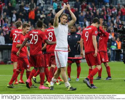 29.09.2015,FC Bayern vs Dinamo Zagreb,1.BL, CL, Champions League, Allianz Arena, Soccer Fussball, Football, Herren, Männer 29.09.2015, CL, FC Bayern vs Dinamo Zagreb, Allianz Arena, München im Bild: mn bedankt sich bei seine Fans