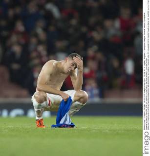 29.09.2015. London, England. Champions League. Arsenal versus Olympiakos. Arsenal s Gabriel Paulista with his head in his hands at the final whistle. xNigelxCookex  ActionPlus11666281