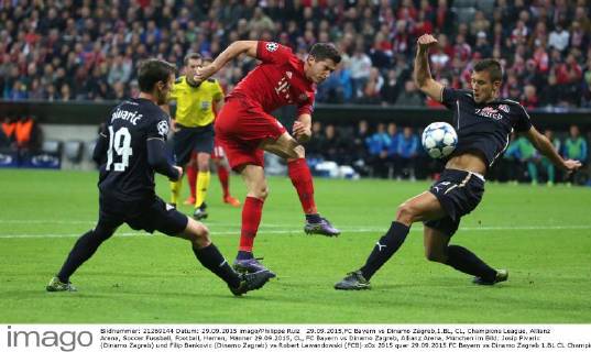 29.09.2015,FC Bayern vs Dinamo Zagreb,1.BL, CL, Champions League, Allianz Arena, Soccer Fussball, Football, Herren, Männer 29.09.2015, CL, FC Bayern vs Dinamo Zagreb, Allianz Arena, München im Bild: Josip Pivaric (Dinamo Zagreb) und Filip Benkovic (Dinamo Zagreb) vs Robert Lewandowski (FCB)