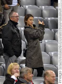 29.09.2015, Fussball Championsleague 2015 2016, Vorrunde, 2.Spieltag, FC Bayern München - Dinamo Zagreb, in der Allianz-Arena München. Bildserie, 2.v.4: re: Anna, die Ehefrau von Robert Lewandowski (Bayern München) auf der Tribüne, signalisiert nach dem Schlusspfiff seinem Mann auf dem Platz den Treffpunkt nach dem Spiel oben... 