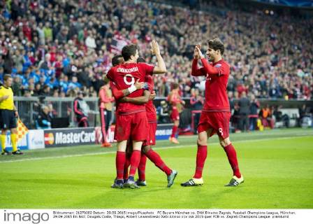 FC Bayern München vs. DNK Dinamo Zagreb, Fussball Champions League, München. 29.09.2015 Im Bild: Dougals Costa, Thiago, Robert Lewandowski Xabi Alonso