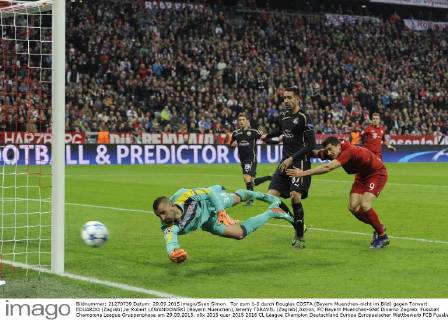 Tor zum 1-0 durch Douglas COSTA (Bayern Muenchen-nicht im Bild) gegen Torwart EDUARDO (Zagreb),re:Robert LEWANDOWSKI (Bayern Muenchen),Jeremy TARAVEL (Zagreb),Aktion, FC Bayern Muenchen-GNK Dinamo Zagreb. Fussball Champions League Gruppenphase am 29.09.2015.