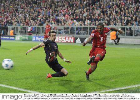 Tor zum 1-0 durch Douglas COSTA (Bayern Muenchen) aus spitzem Winkel gegen Alexandru MATEL (Zagreb). FC Bayern Muenchen-GNK Dinamo Zagreb 5-0. Fussball Champions League Gruppenphase am 29.09.2015.