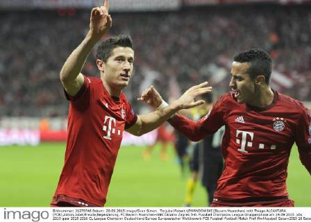Torjubel Robert LEWANDOWSKI (Bayern Muenchen) mitt Thiago ALCANTARA (FCB),Aktion,Jubel,Freude,Begeisterung, FC Bayern Muenchen-GNK Dinamo Zagreb 5-0. Fussball Champions League Gruppenphase am 29.09.2015.