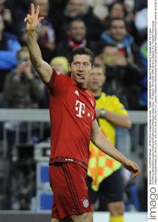 Robert LEWANDOWSKI (Bayern Muenchen),Torjubel nach Tor 3 zum 5-0,Aktion,Einzelbild,angeschnittenes Einzelmotiv,Halbfigur,halbe Figur. FC Bayern Muenchen-GNK Dinamo Zagreb 5-0. Fussball Champions League Gruppenphase am 29.09.2015.