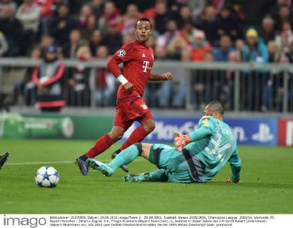 29.09.2015, Fussball, Saison 2015 2016, Champions League, 2015 16, Vorrunde, FC Bayern München - Dinamo Zagreb 5:0, Thiago Alcantara (Bayern Muenchen), li., bereitet in dieser Szene das 2:0 durch Robert Lewandowski (Bayern Muenchen) vor.