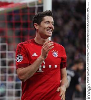 Fussball, Champions League, 2015 2016, Herren, Gruppenphase, 2. Spieltag, 29.09.2015, FC Bayern München - GNK Dinamo Zagreb 5-0, v.l. Robert Lewandowski, FC Bayern München, Geste, Fingerzeig, Emotion,