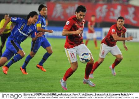 Ricardo Goulart of Guangzhou Evergrande, front, dribbles against Gamba Osaka in their first match of the semi-final during the AFC Champions League 2015 in Guangzhou city, south China s Guangdong province, 30 September 2015. Guangzhou Evergrande challenge Gamba Osaka in semi-final of AFC Champions League  20150930_12598