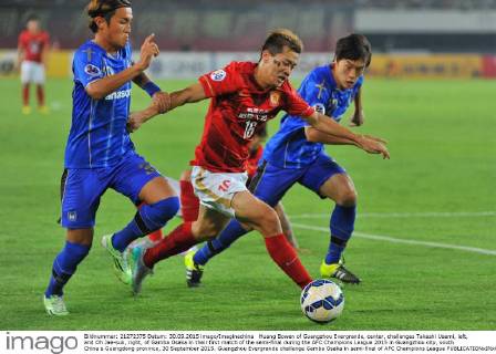Huang Bowen of Guangzhou Evergrande, center, challenges Takashi Usami, left, and Oh Jae-suk, right, of Gamba Osaka in their first match of the semi-final during the AFC Champions League 2015 in Guangzhou city, south China s Guangdong province, 30 September 2015. Guangzhou Evergrande challenge Gamba Osaka in semi-final of AFC Champions League  20150930_34420