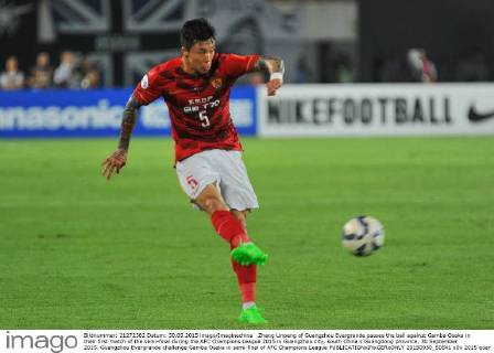 Zhang Linpeng of Guangzhou Evergrande passes the ball against Gamba Osaka in their first match of the semi-final during the AFC Champions League 2015 in Guangzhou city, south China s Guangdong province, 30 September 2015. Guangzhou Evergrande challenge Gamba Osaka in semi-final of AFC Champions League  20150930_50541