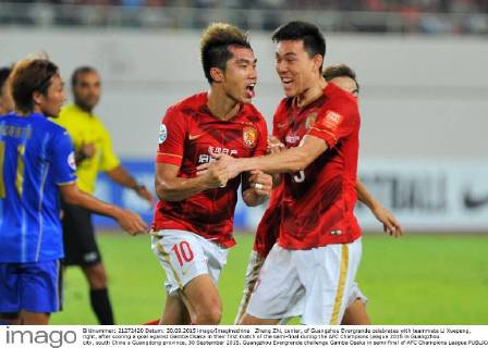 Zheng Zhi, center, of Guangzhou Evergrande celebrates with teammate Li Xuepeng, right, after scoring a goal against Gamba Osaka in their first match of the semi-final during the AFC Champions League 2015 in Guangzhou city, south China s Guangdong province, 30 September 2015. Guangzhou Evergrande challenge Gamba Osaka in semi-final of AFC Champions League  20150930_34879
