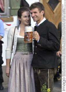 Thomas MUELLER (MÜLLER,Bayern Muenchen) mit Ehefrau Lisa. Fussball FC Bayern Muenchen, traditioneller Oktoberfestbesuch in der Kaefer Schenke, am 30.09.2015 in Muenchen Deutschland.