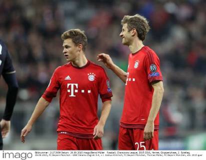 Fussball, Champions League, 2015 2016, Herren, Gruppenphase, 2. Spieltag, 29.09.2015, FC Bayern München - GNK Dinamo Zagreb 5-0, v.l. Joshua Kimmich, FC Bayern München, Thomas Müller, FC Bayern München,
