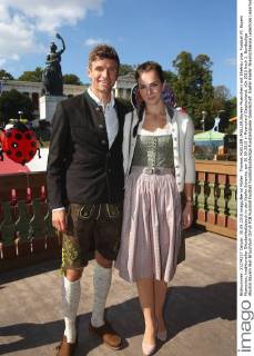 Thomas MUELLER (MÜLLER,Bayern Muenchen) mit Ehefrau Lisa. Fussball FC Bayern Muenchen, traditioneller Oktoberfestbesuch in der Kaefer Schenke, am 30.09.2015 in Muenchen Deutschland.