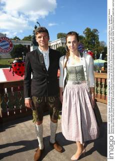 Thomas MUELLER (MÜLLER,Bayern Muenchen) mit Ehefrau Lisa. Fussball FC Bayern Muenchen, traditioneller Oktoberfestbesuch in der Kaefer Schenke, am 30.09.2015 in Muenchen Deutschland.