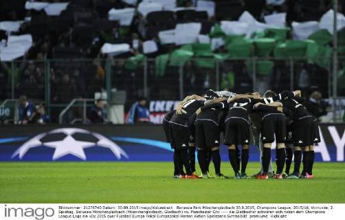 Borussia Park Mönchengladbach 30.9.2015, Champions League, 2015 16, Vorrunde, 2. Spieltag, Borussia Mönchengladbach (Moenchengladbach, Gladbach) vs. Manchester City ---- die Gladbacher schwören sich neben dem Champions League Logo ein