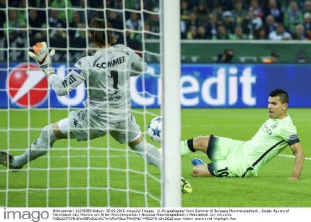 (L-R) goalkeeper Yann Sommer of Borussia Monchengladbach , Sergio Aguero of Manchester City Maurice van Steen Monchengladbach Borussia Monchengladbach v Manchester City xVIxxIVx 4401878